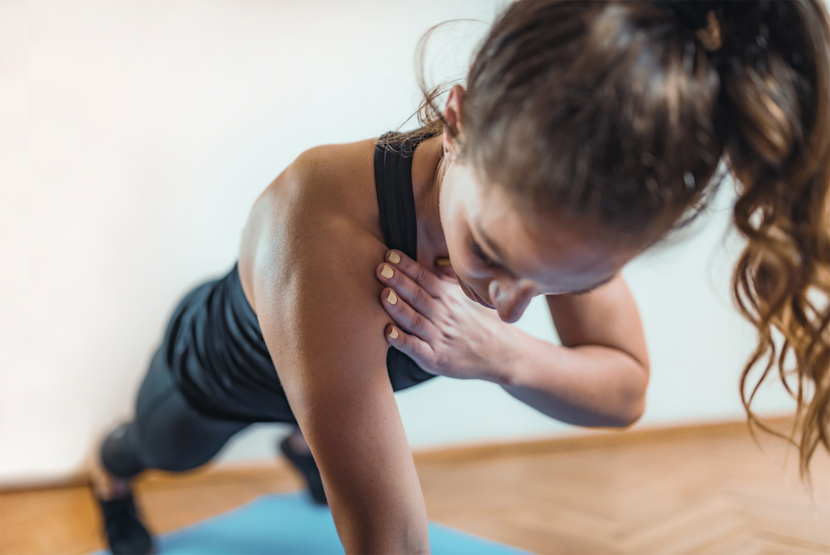 fit-žena-cvičí-HIIT-tréning-doma